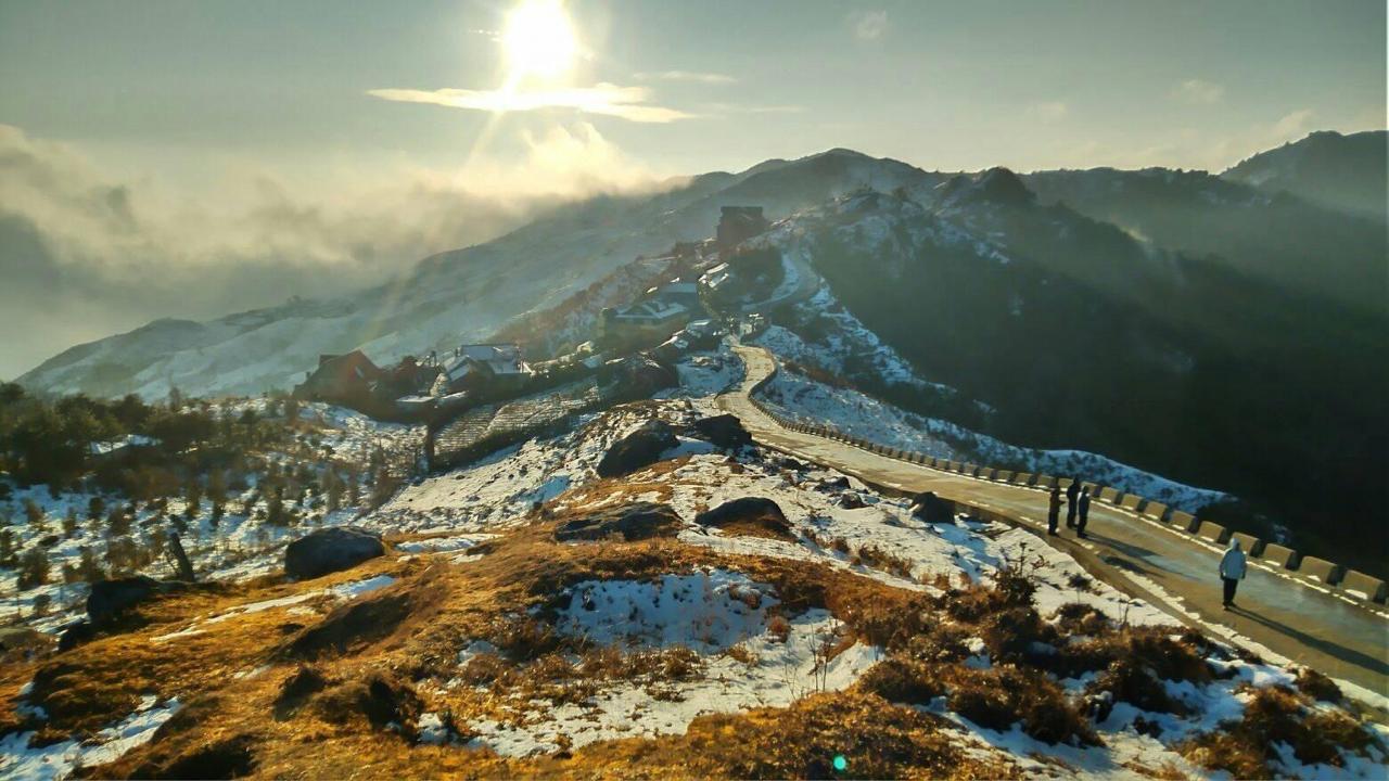 Panoramic winter snowscape over Tumling ridge with cloud sea below